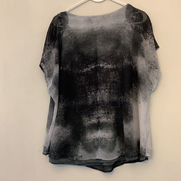 World Unity woman black and gray bat wing blouse with silver studs Size 0X - Picture 3 of 7